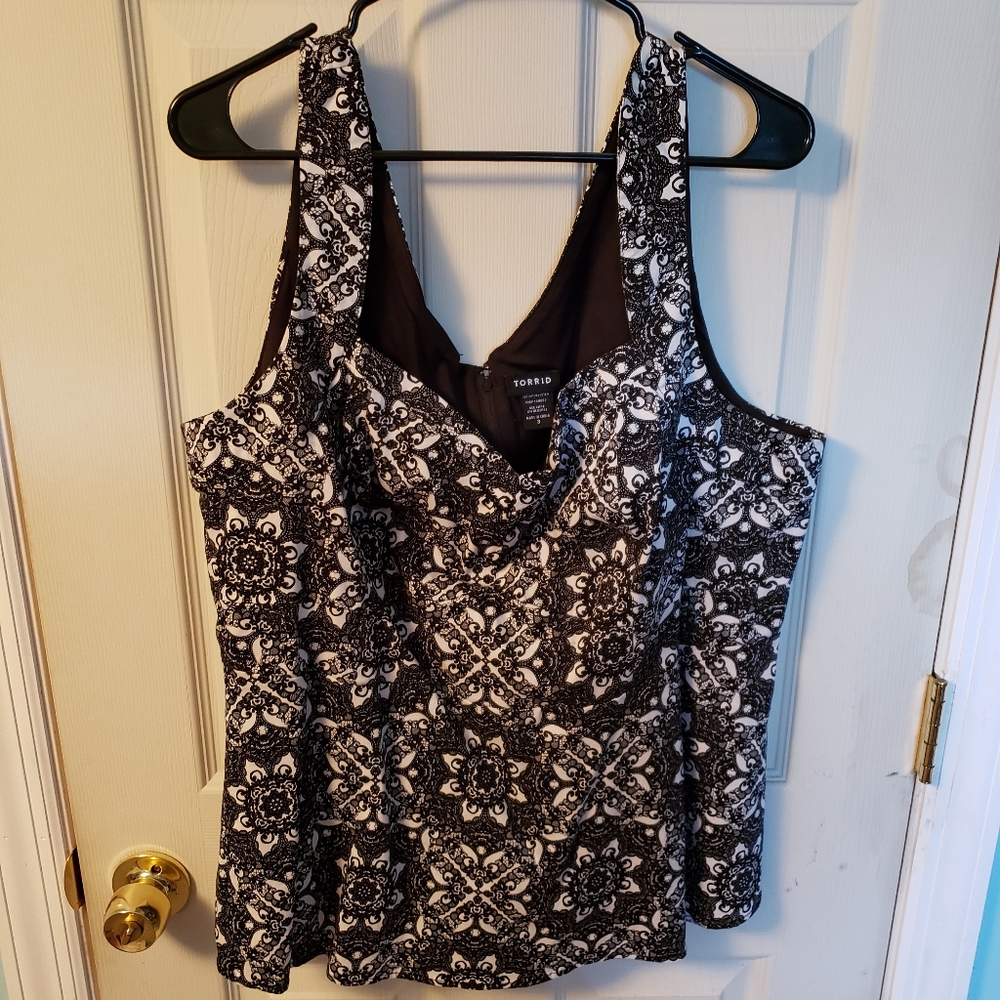 Black and White Paisley Tank!